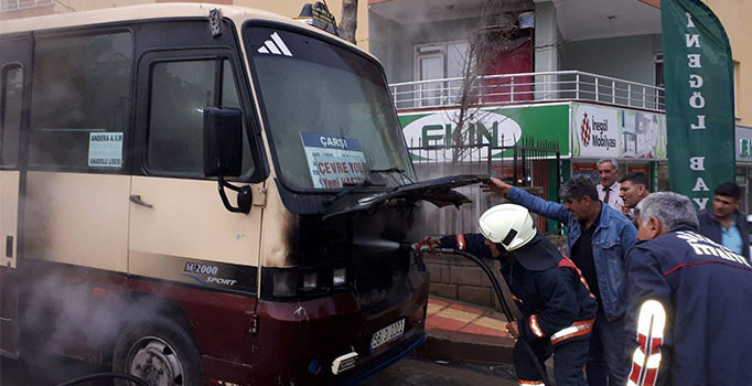 Seyir halindeki minibüs alev aldı
