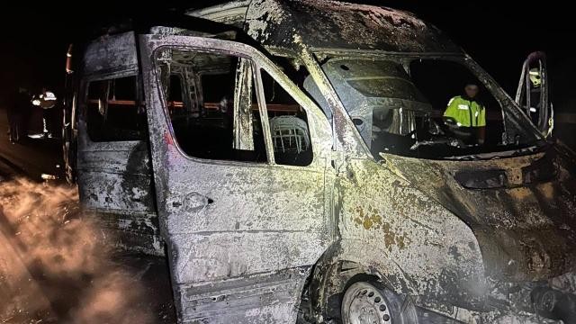 Seyir halindeki minibüs alev alev yandı