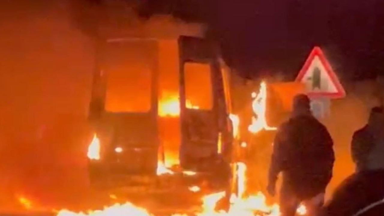 Seyir halindeki minibüs alev alev yandı