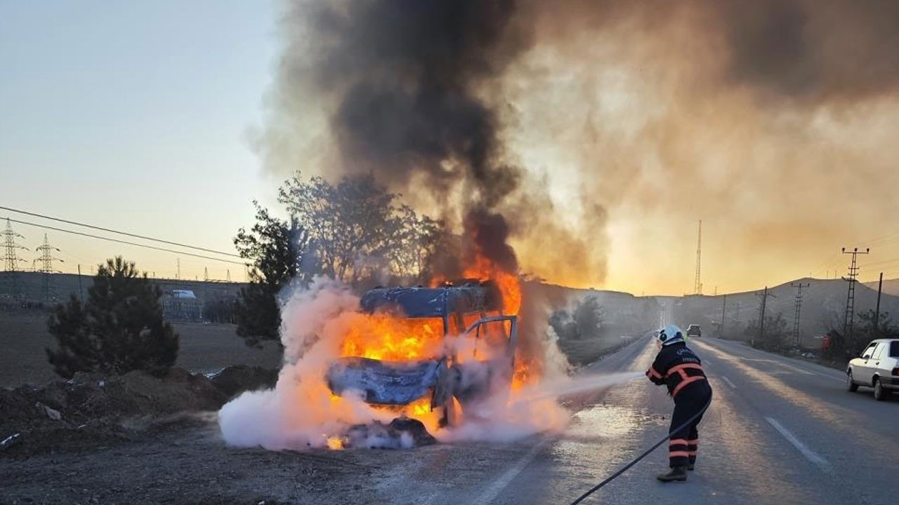 Seyir halindeki minibüs cayır cayır yandı