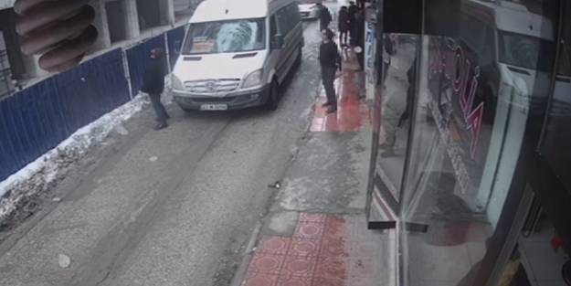 Seyir halindeki minibüsün üzerine buz kütlesi düştü!