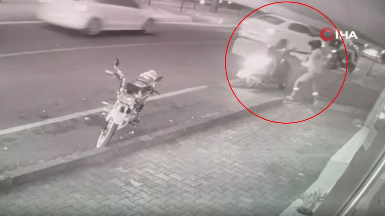 Seyir halindeki motosiklet böyle yandı! O anlar kamerada