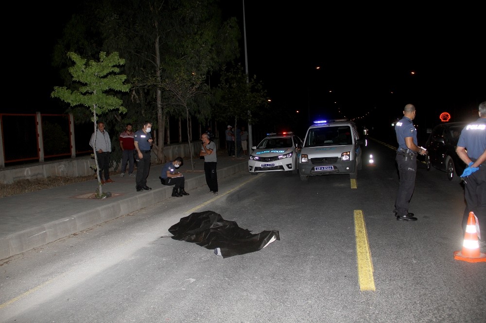 Seyir halindeki motosiklet devrildi: 1 ölü 