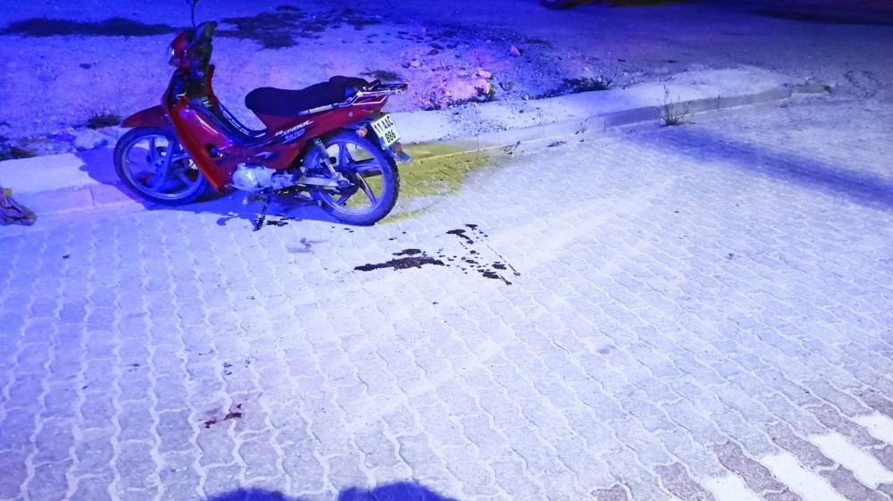 Seyir halindeki motosiklet devrildi; 2 kişi yaralı 