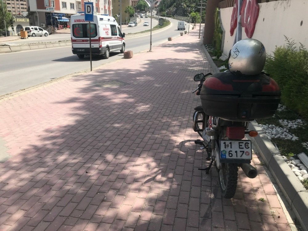 Seyir halindeki motosiklet devrildi, sürücüsü yaralandı 