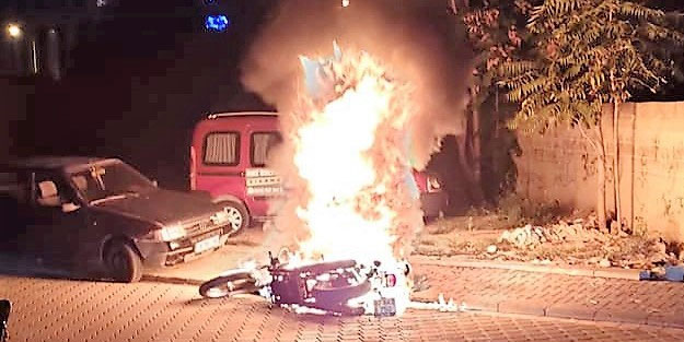 Seyir halindeki motosiklet küle döndü