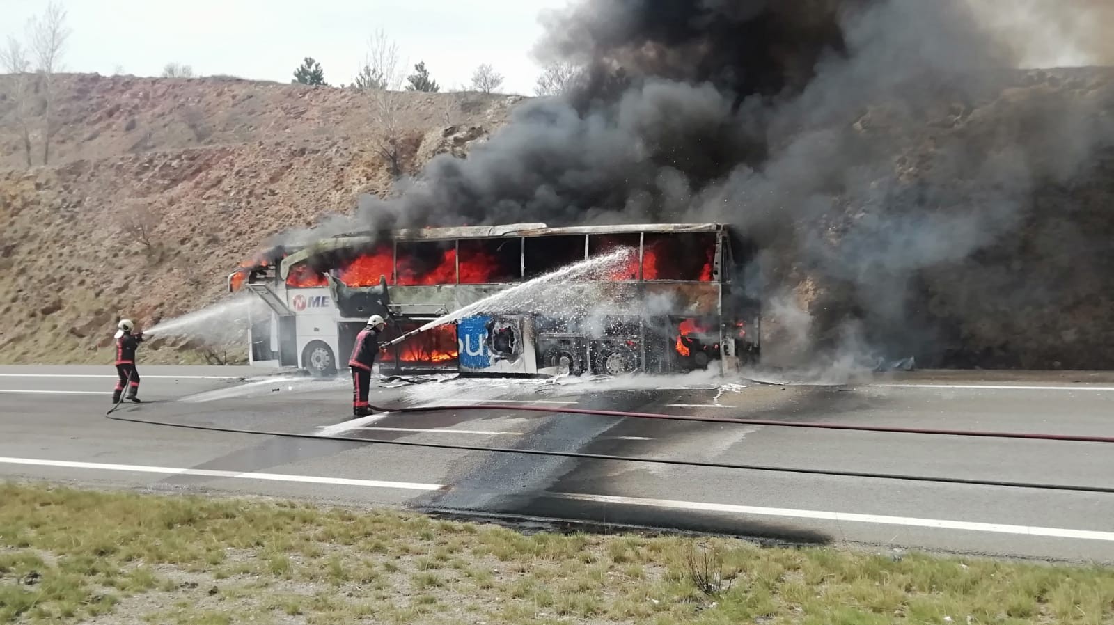 Seyir halindeki otobüs alev aldı