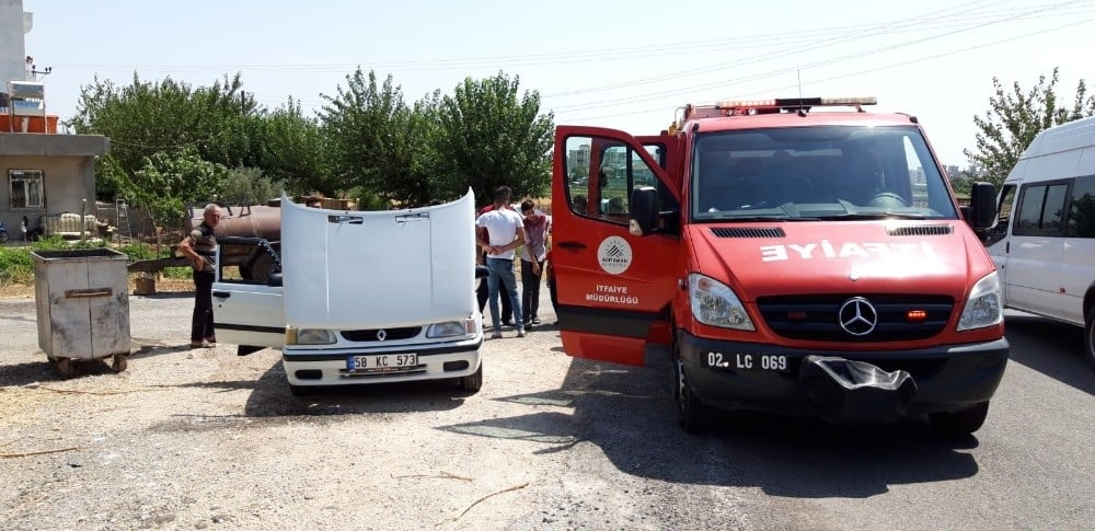 Seyir halindeki otomobil alev aldı 