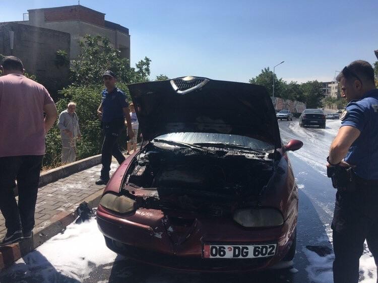 Seyir halindeki otomobil alev aldı 