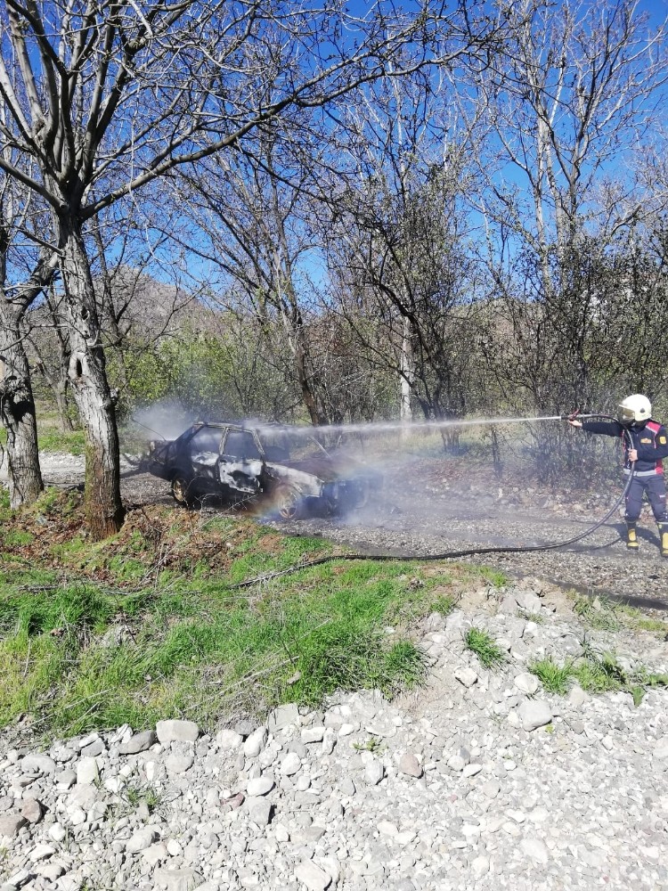 Seyir halindeki otomobil alev aldı 