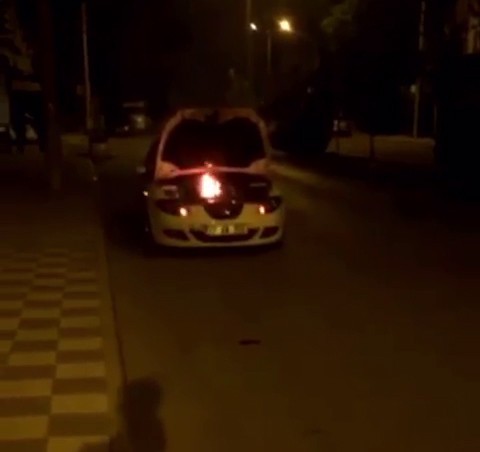 Seyir halindeki otomobil alev aldı 