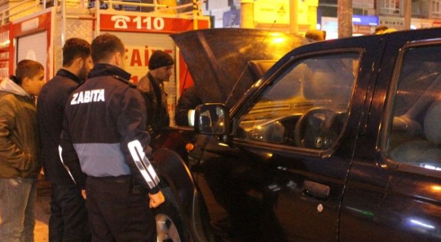 Seyir halindeki otomobil alev aldı