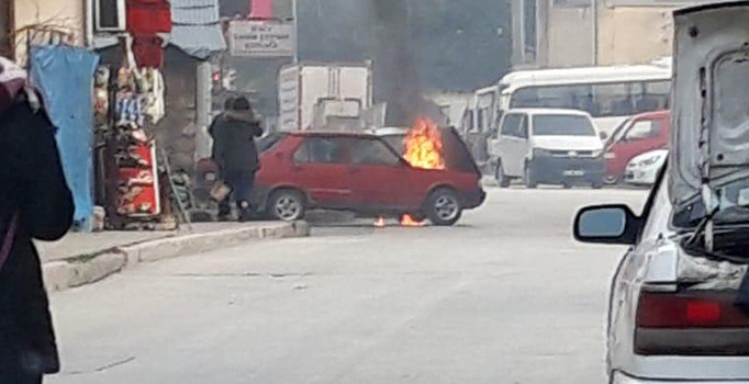 Seyir halindeki otomobil alev aldı
