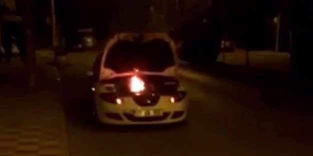 Seyir halindeki otomobil alev aldı