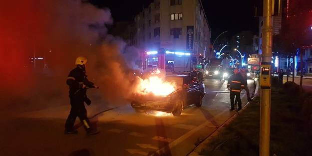 Seyir halindeki otomobil alev aldı