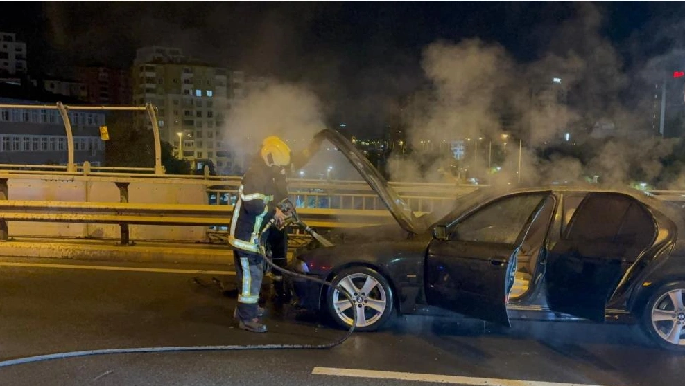 Seyir halindeki otomobil alev aldı