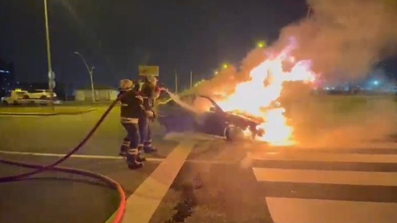 Seyir halindeki otomobil alev aldı! O anlar kamerada