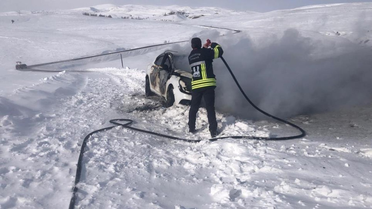 Seyir halindeki otomobil alev aldı! O anlar kamerada
