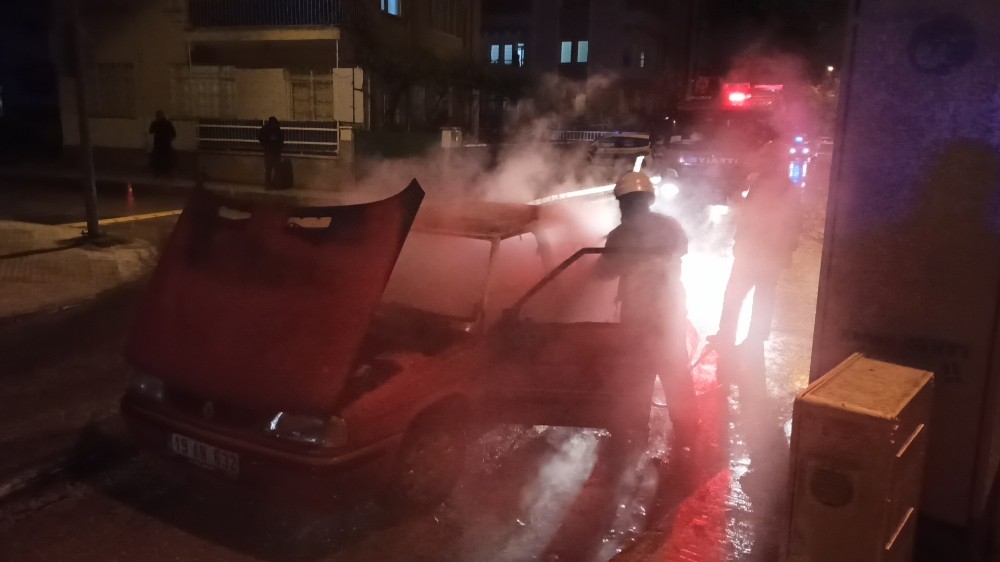 Seyir halindeki otomobil alev alev yandı 