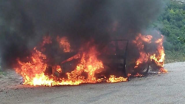 Seyir halindeki otomobil alev alev yandı