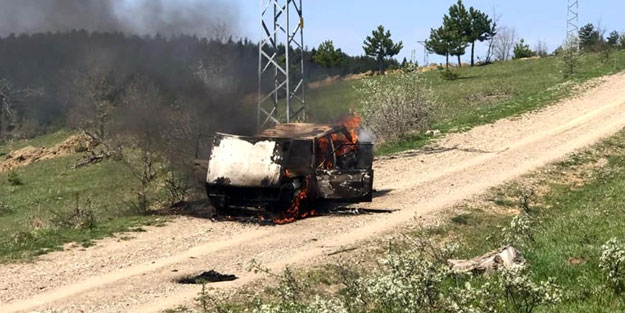 Seyir halindeki otomobil alev alev yandı