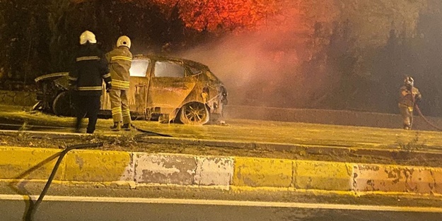 Seyir halindeki otomobil alev alev yandı