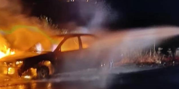 Seyir halindeki otomobil alev alev yandı