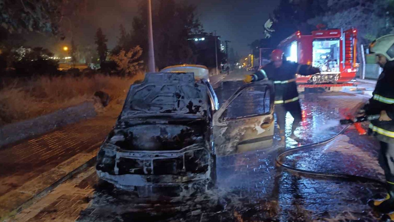 Seyir halindeki otomobil alev alev yandı