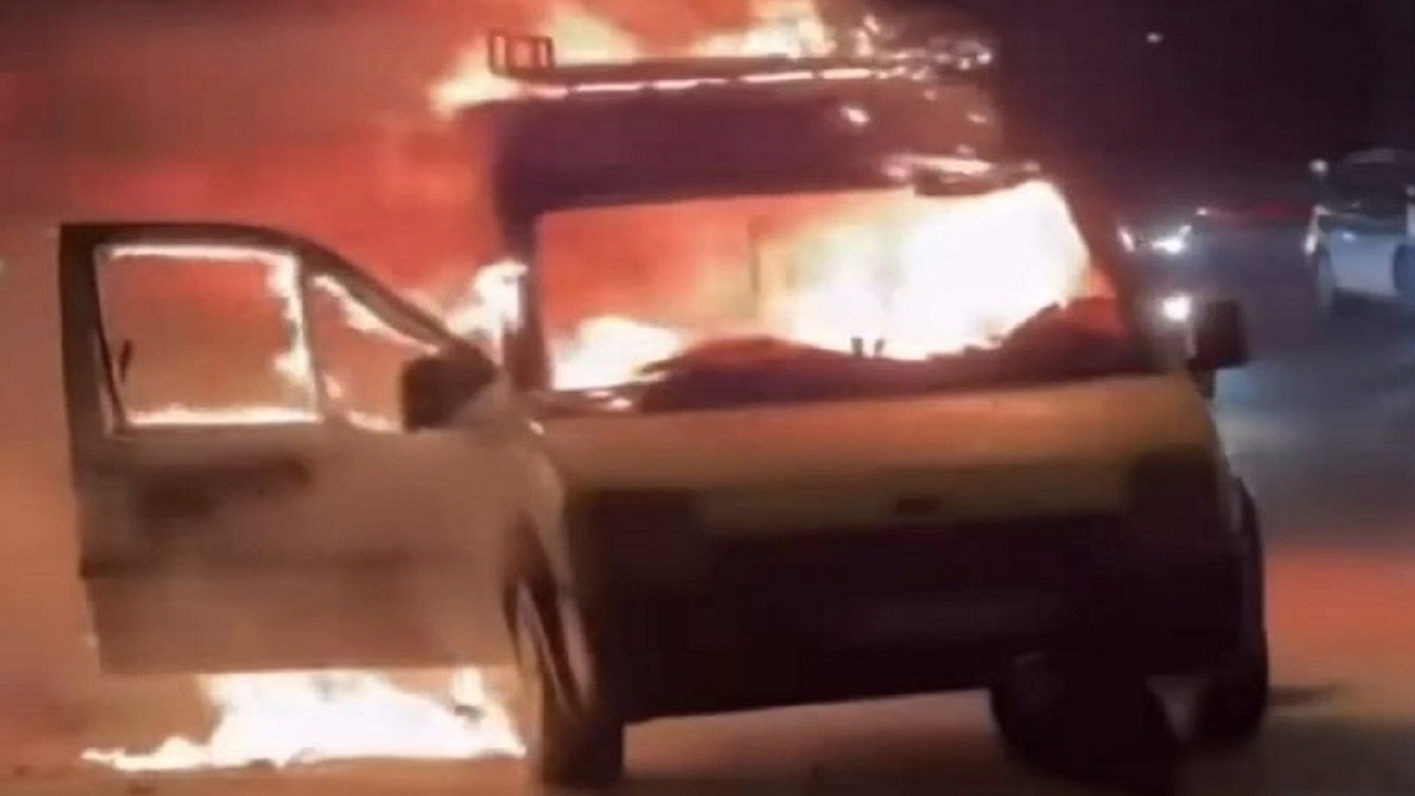 Seyir halindeki otomobil alev alev yandı