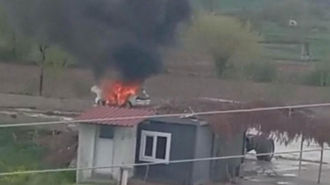 Seyir halindeki otomobil alev alev yandı