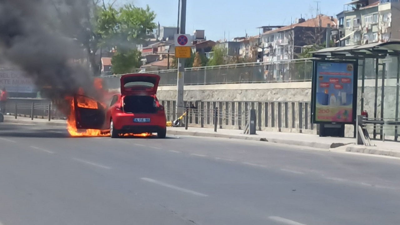 Seyir halindeki otomobil alev alev yandı