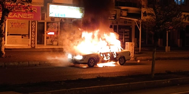 Seyir halindeki otomobil alev topuna döndü