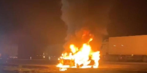 Seyir halindeki otomobil alev topuna döndü