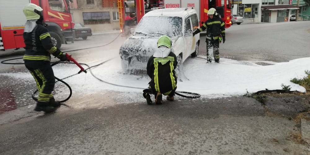 Seyir halindeki otomobil alevlere teslim oldu 