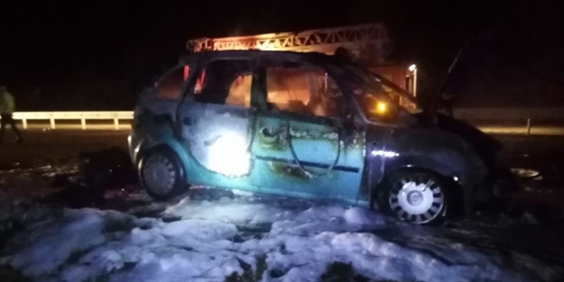 Seyir halindeki otomobil bir anda alev topuna döndü