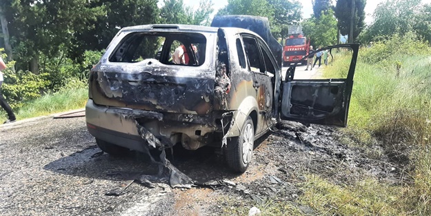 Seyir halindeki otomobil küle döndü