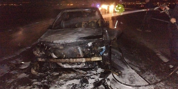 Seyir halindeki otomobil küle döndü