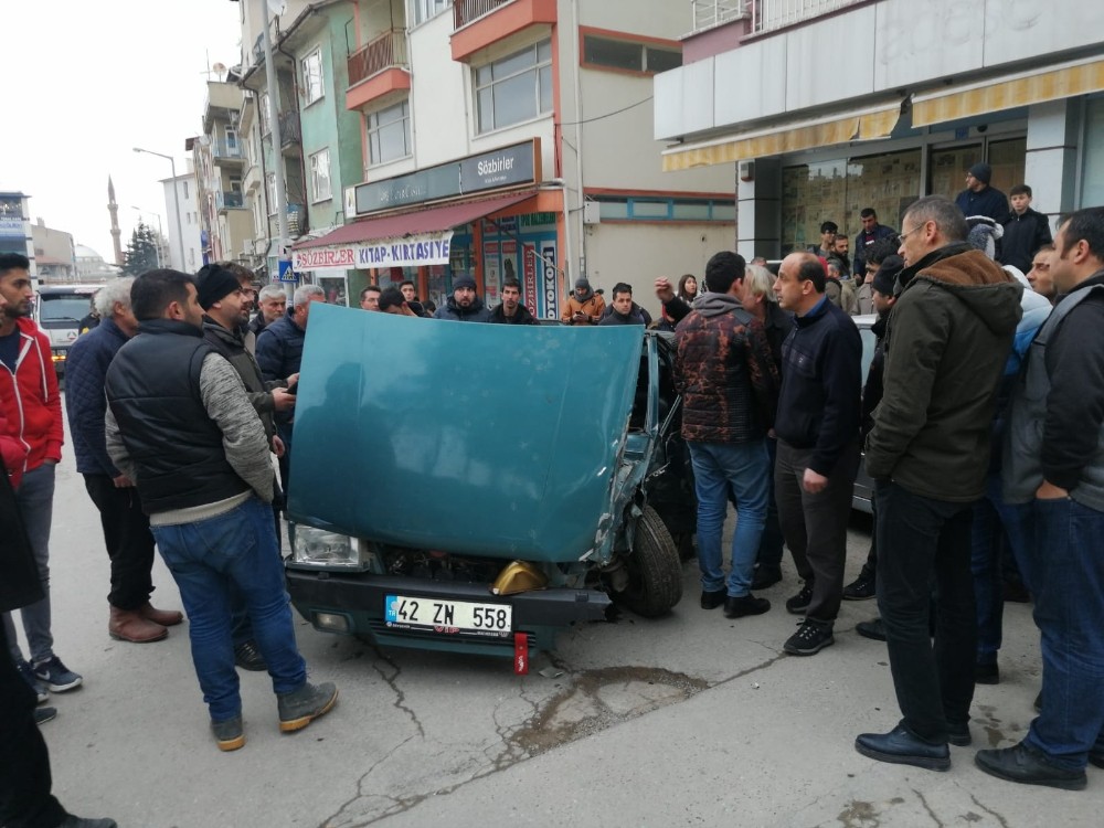 Seyir halindeki otomobil park halindeki araçlara çarptı: 3 yaralı 