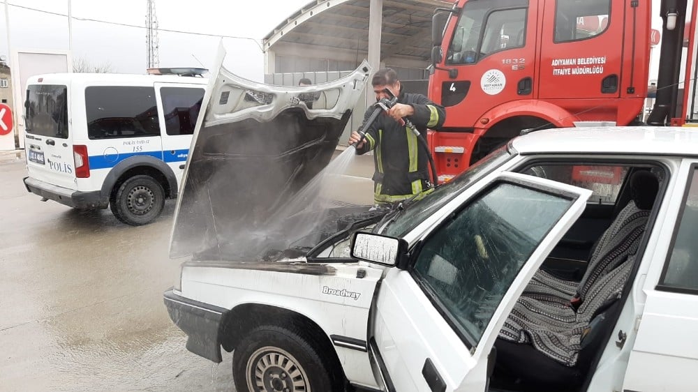 Seyir halindeki otomobil yandı 