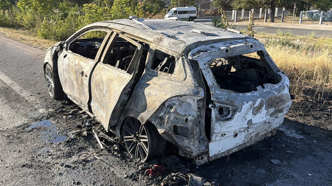 Seyir halindeki otomobil yandı: 1'i çocuk 3 kişi yaralı kurtuldu