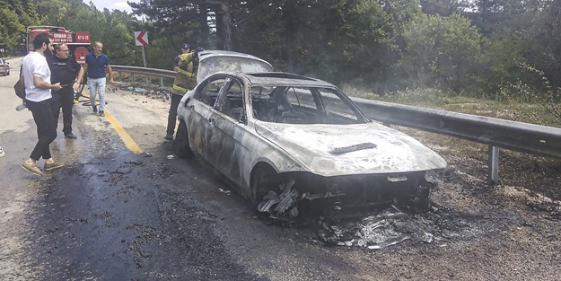 Seyir halindeki otomobil yandı