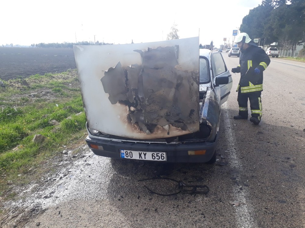Seyir halindeki otomobilde çıkan yangını itfaiye söndürdü 
