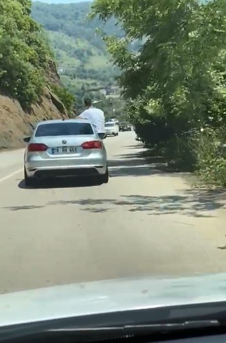 Seyir halindeki otomobilin camından sarkan vatandaş ölüme davetiye çıkarttı 
