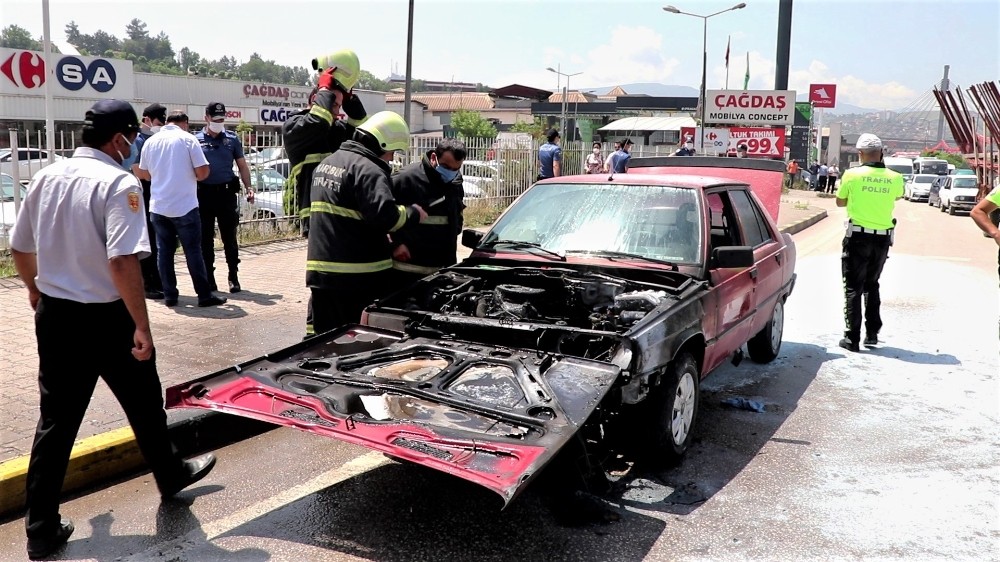 Seyir halindeki otomobilin motor kısmı alev aldı 