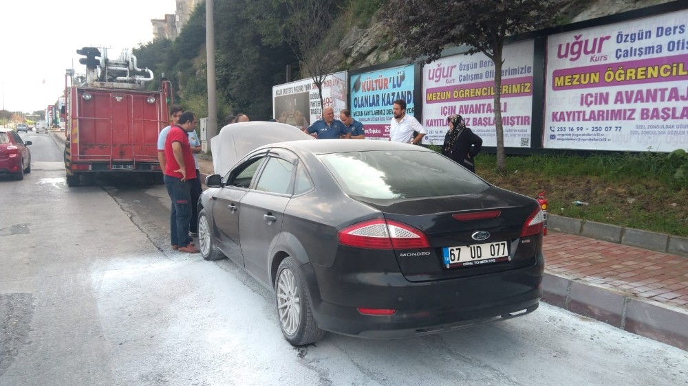 Seyir halindeki otomobilin motor kısmında yangın çıktı 