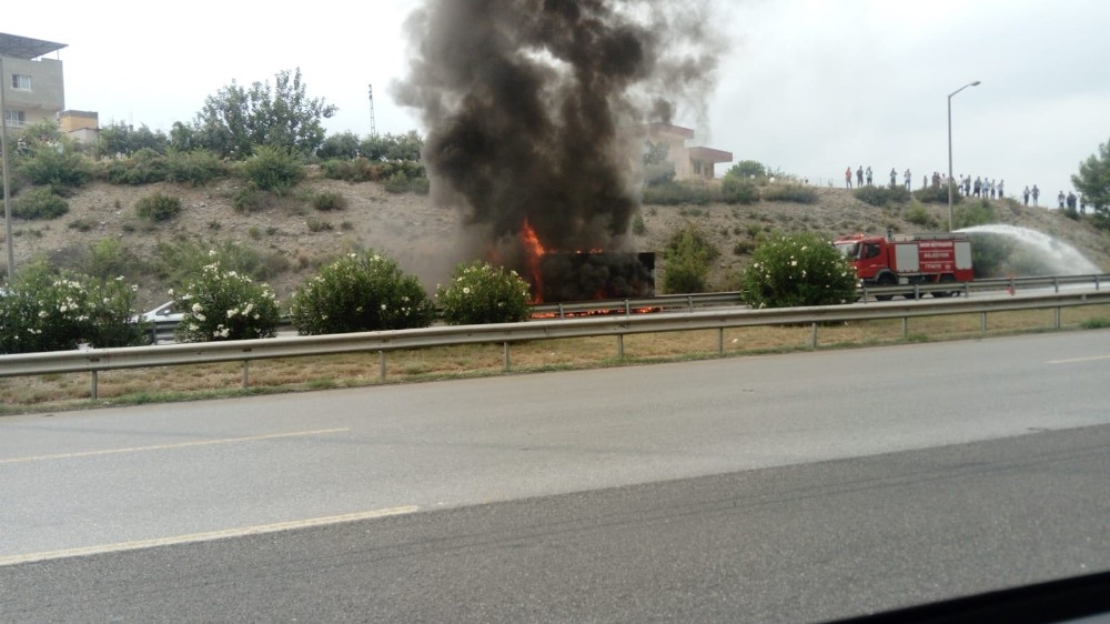 Seyir halindeki tır alev alev yandı 