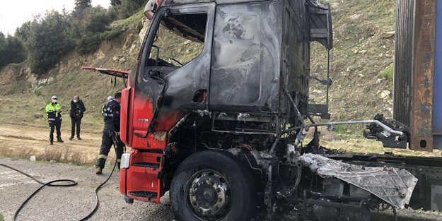 Seyir halindeki TIR alev alev yandı