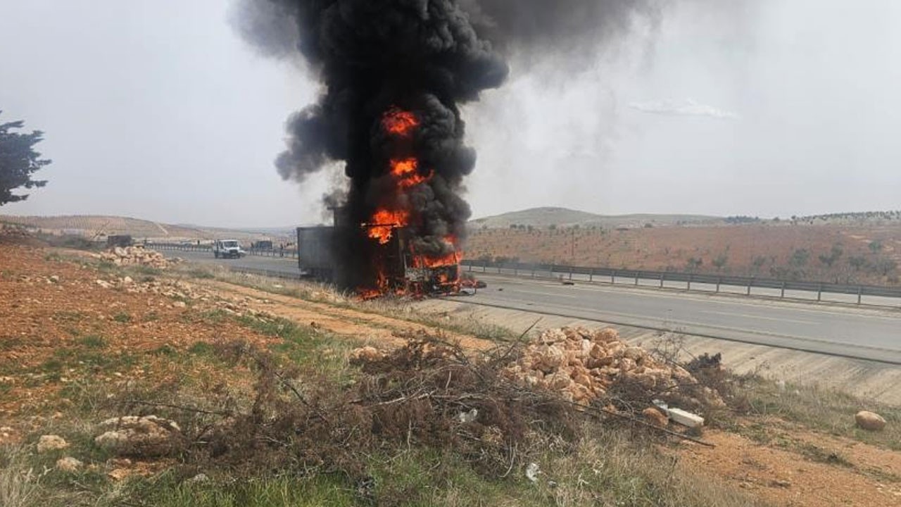 Seyir halindeki tır alev alev yandı