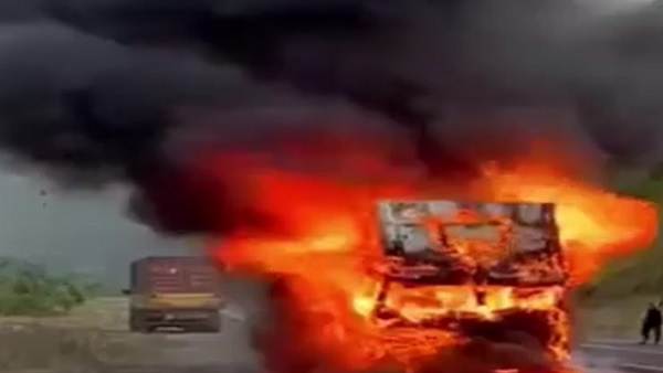 Seyir halindeki tır böyle yandı