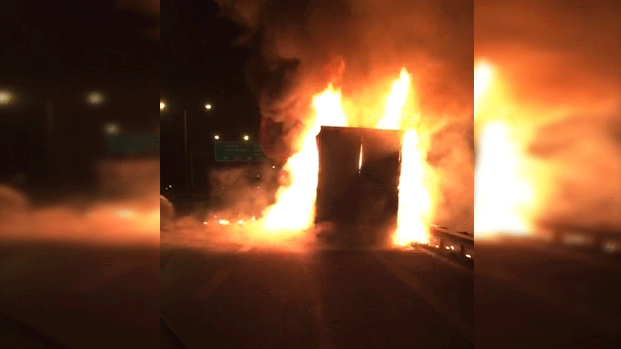 Seyir halindeki tır cayır cayır yandı